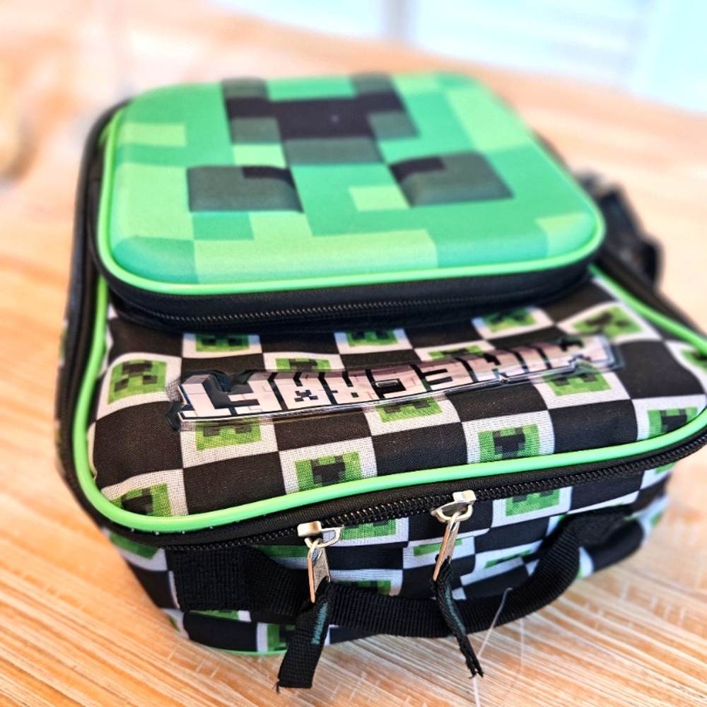 Minecraft Creeper Kids insulated lunch tote w/bottle holder.  New without tag.